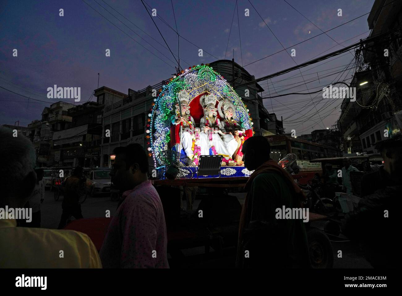 Artists dressed as Hindu deities, from right, Laxman, Sita, and Rama, sit in a tableau during a Dussehra festival procession in Prayagraj, India, Saturday, Oct. 1, 2022. The Hindu festival of Dussehra commemorates the triumph of Lord Rama over the demon king Ravana, marking the victory of good over evil. (AP Photo/ Rajesh Kumar Singh Foto Stock