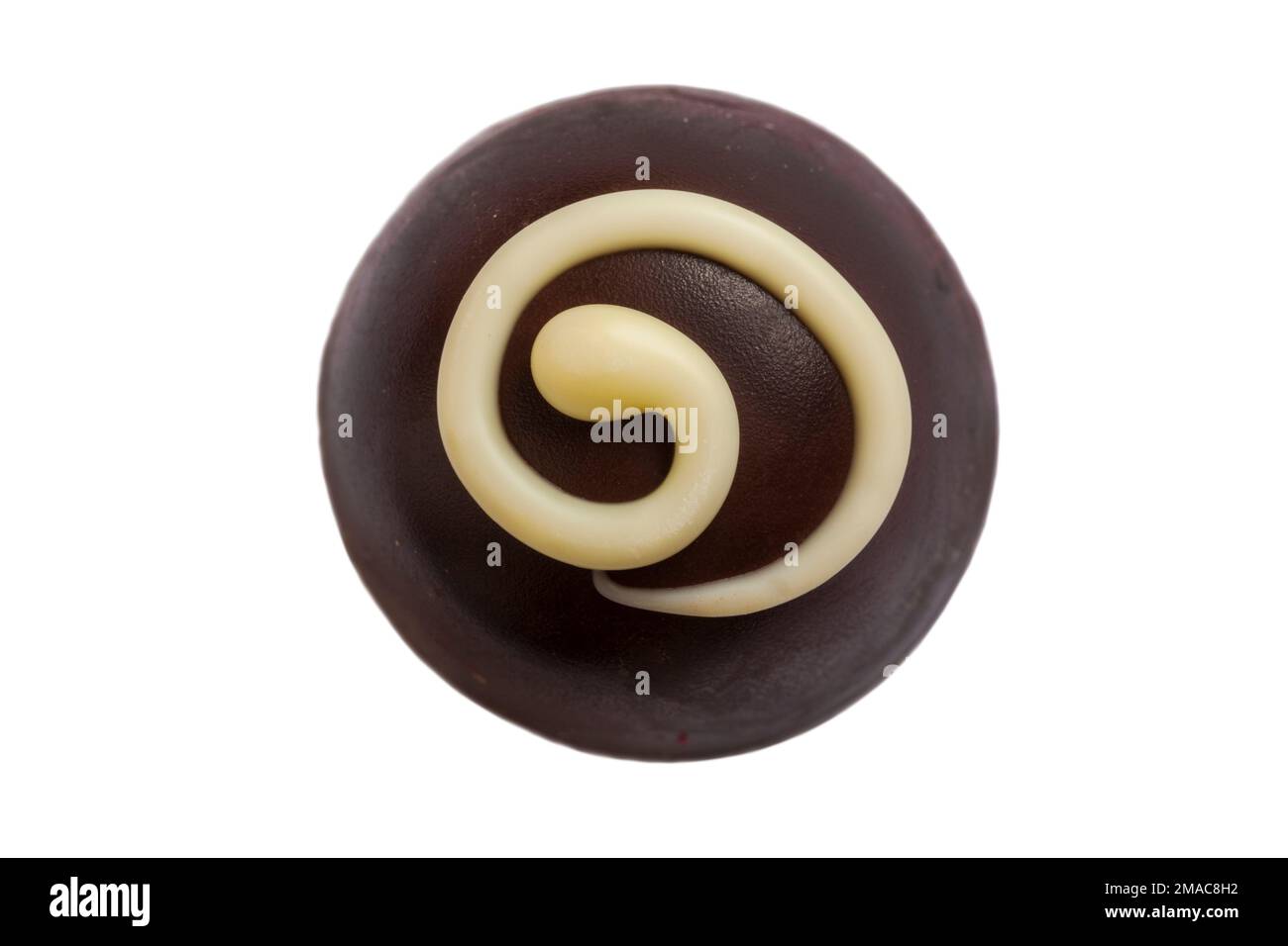 Cioccolato al biscotto caramellato della Waitrose Indulgent Chocolate Collection isolato su sfondo bianco - biscotto croccante in un guscio di cioccolato fondente Foto Stock