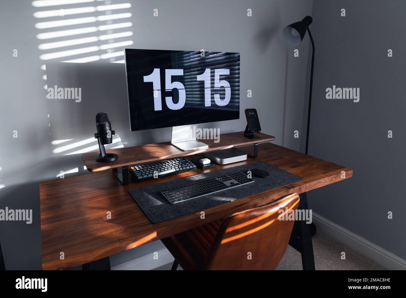 LONDRA - 01 NOVEMBRE 2022: Configurazione minima della scrivania con Apple Mac Mini computer in un lavoro moderno da casa Foto Stock