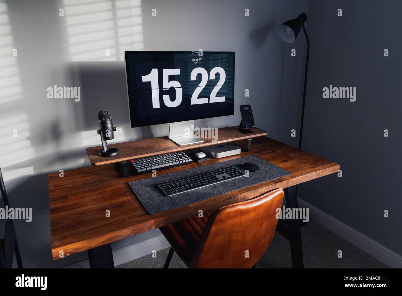 LONDRA - 01 NOVEMBRE 2022: Configurazione minima della scrivania con Apple Mac Mini computer in un lavoro moderno da casa Foto Stock