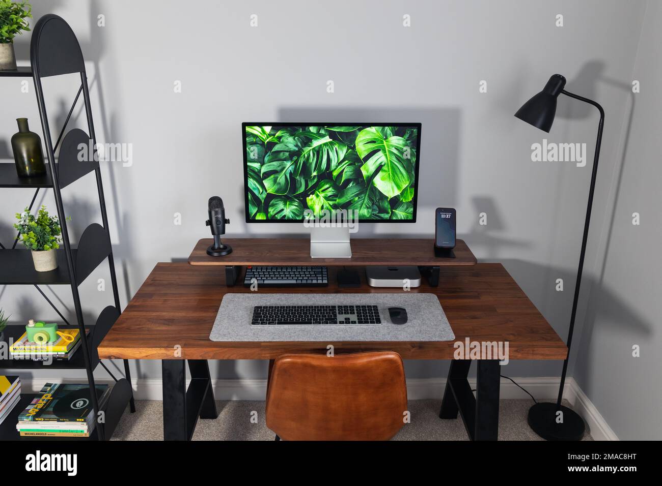 LONDRA - 23 NOVEMBRE 2022: Configurazione minima della scrivania con Apple Mac Mini computer in un lavoro moderno da casa Foto Stock