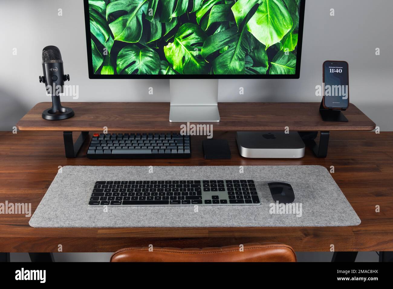 LONDRA - 23 NOVEMBRE 2022: Configurazione minima della scrivania con Apple Mac Mini computer in un lavoro moderno da casa Foto Stock