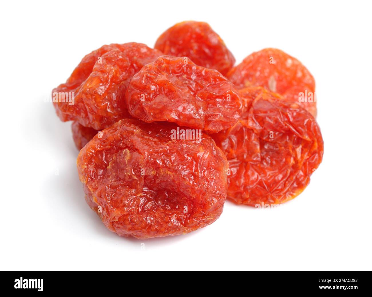 Pomodori secchi interi dolci. Isolato su sfondo bianco Foto Stock