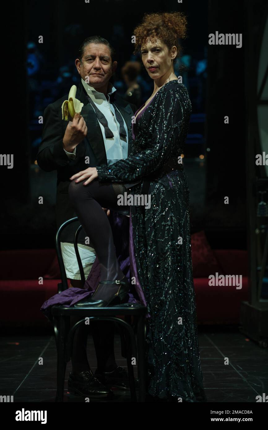 Madrid, Spagna. 19th Jan, 2023. L'attore Pedro Casablanc e l'attrice Maru Valdivielso si esibiscono sul palco durante la presentazione "la Decadencia" al Teatro la Abadía di Madrid. Credit: SOPA Images Limited/Alamy Live News Foto Stock