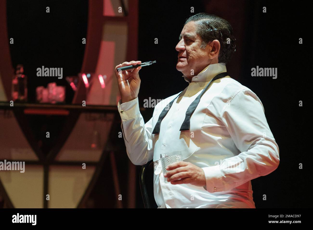Madrid, Spagna. 19th Jan, 2023. L'attore Pedro Casablanc si esibisce sul palco durante la presentazione "la Decadencia" al Teatro la Abadía di Madrid. Credit: SOPA Images Limited/Alamy Live News Foto Stock