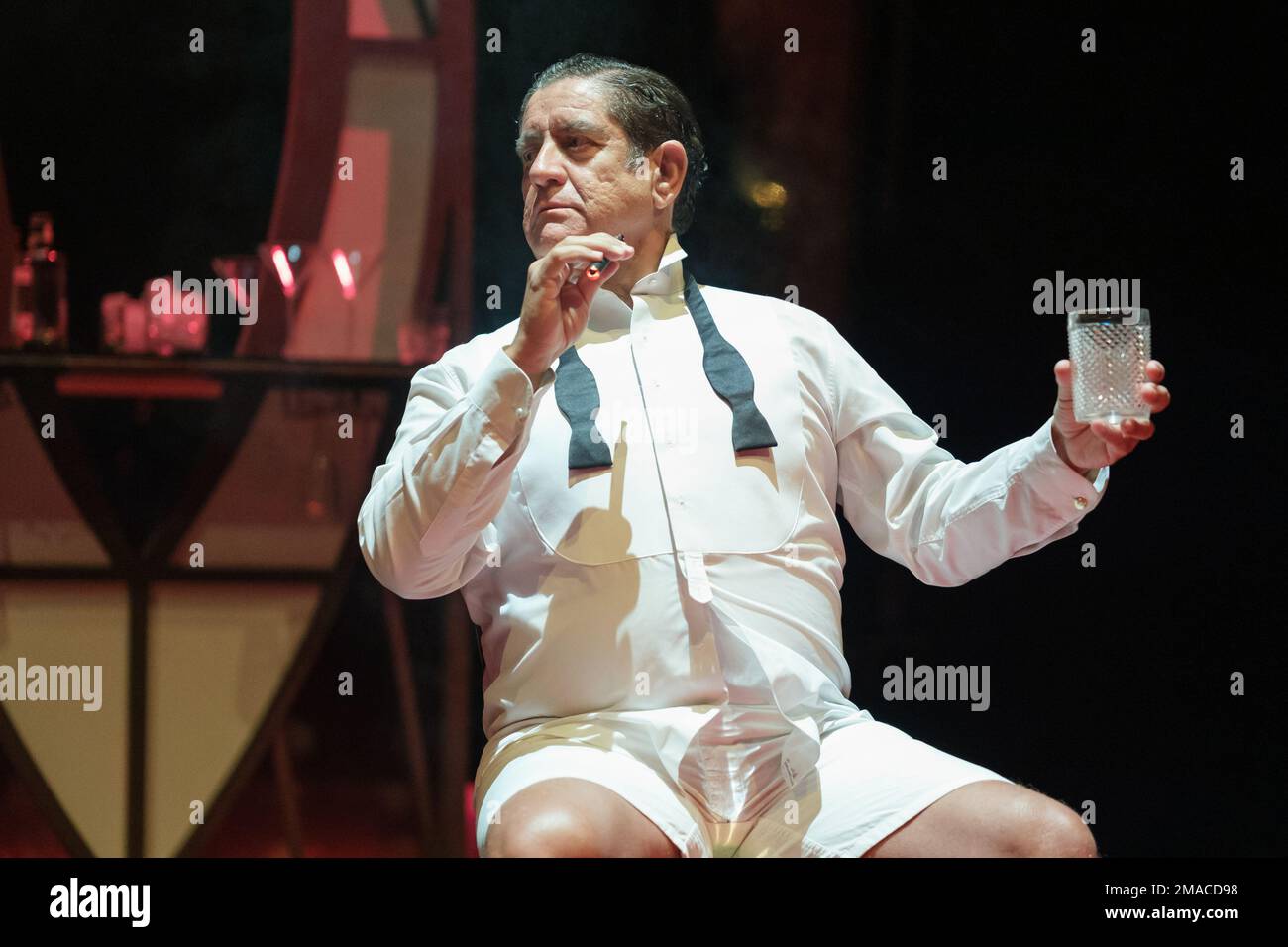 Madrid, Spagna. 19th Jan, 2023. L'attore Pedro Casablanc si esibisce sul palco durante la presentazione "la Decadencia" al Teatro la Abadía di Madrid. Credit: SOPA Images Limited/Alamy Live News Foto Stock