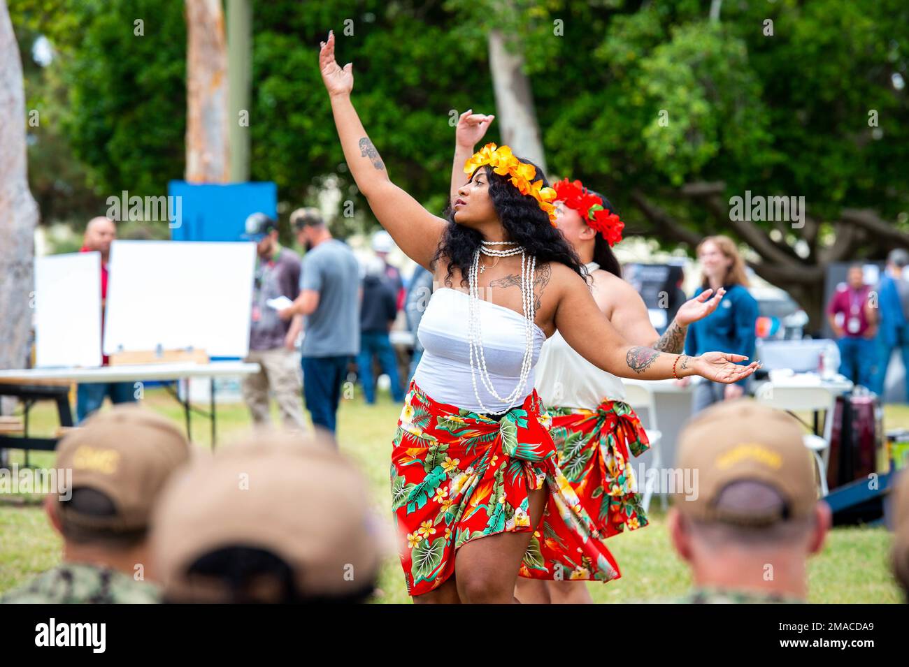 220525-N-EE352-1062 SAN DIEGO (25 maggio 2022) Specialista del personale 2nd Classe Ayodeji Pacheco, un nativo di New York, esegue una danza hula durante una celebrazione della Giornata del Patrimonio dell'Umanità dell'Asia americana e delle Isole del Pacifico alla Stazione aeronavale di North Island, 25 maggio. La portaerei di classe Nimitz USS Carl Vinson (CVN 70) è attualmente in pierside nel suo homeport di San Diego. Foto Stock