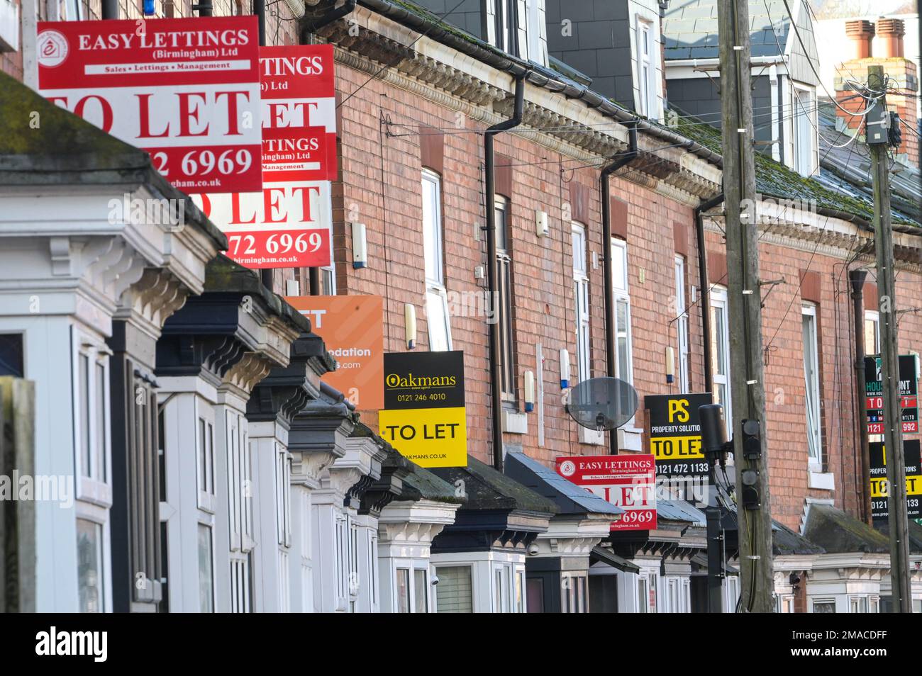 Selly Oak, Birmingham, 19 gennaio 2023 - Una fila di proprietà terrazzate in affitto a Selly Oak, Birmingham. I prezzi delle abitazioni sono diminuiti a un ritmo più rapido del previsto, tuttavia il numero di famiglie private che affittano nel Regno Unito è più che raddoppiato negli ultimi due decenni, secondo il censimento del 2021, raggiungendo i 5 milioni. Gli affitti medi in tutto il Regno Unito sono aumentati del 10,8% all'anno nel dicembre 2022. Poiché i prezzi dell'energia continuano a rimanere elevati, anche i costi di affitto di un immobile continuano a essere elevati. Credito: Interrompi stampa Media/Alamy Live News Foto Stock