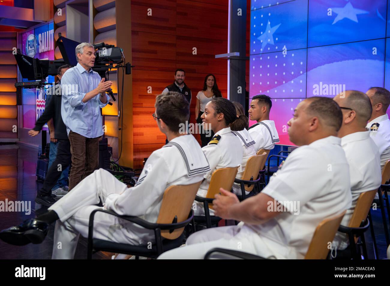 Los Angeles (25 maggio 2022) Colin Cowherd, ospite di Fox Sport “la mandria con Colin Cowherd”, parla con gli Stati Uniti Marinai e Marines della Marina dalla nave portuale anfibia di San Antonio USS Portland (LPD 27) e dalla nave d'assalto anfibia USS Essex (LHD 2) come parte di un tour in studio della Fox Corporation durante la Los Angeles Fleet Week (LAFW) a Los Angeles, 25 maggio 2022. Il LAFW è un'opportunità per il pubblico americano di incontrare le squadre della Marina, del corpo dei Marine e della Guardia Costiera e di sperimentare i servizi marini americani. Durante la settimana della flotta, i membri del servizio partecipano a vari eventi di servizio della comunità, Sho Foto Stock