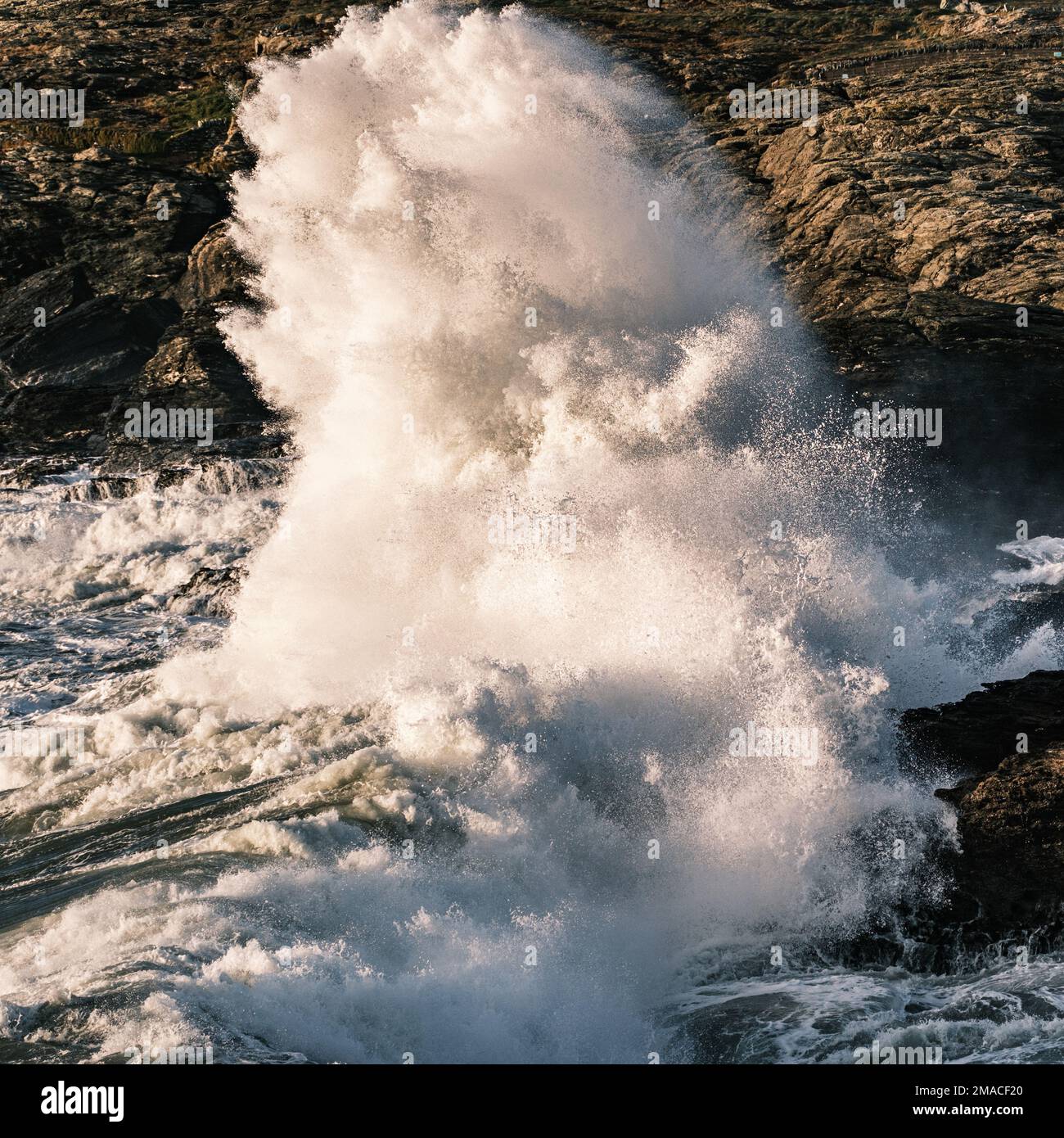 Onde che si infrangono contro gli scogli Foto Stock