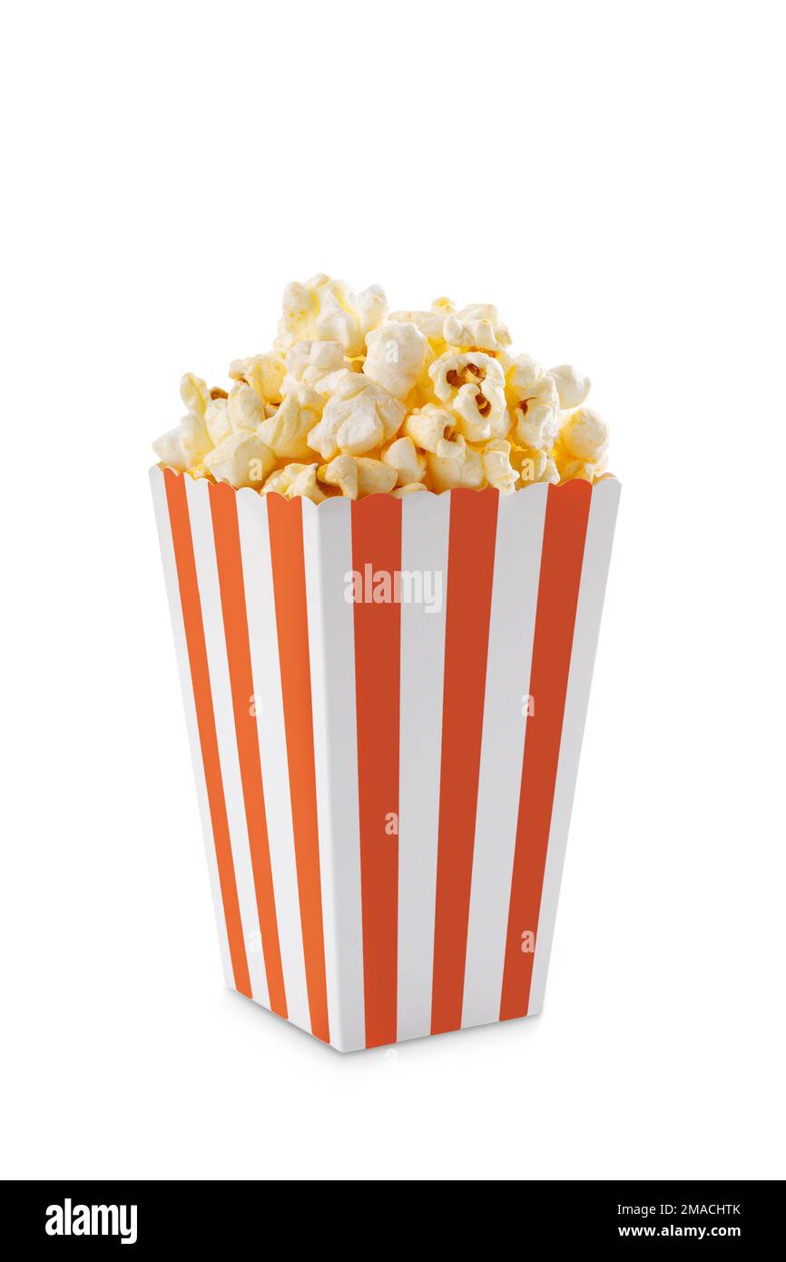Secchio di cartone a strisce bianche rosse con gustoso popcorn al formaggio, isolato su sfondo bianco. Fast food, film, cinema e intrattenimento. Foto Stock
