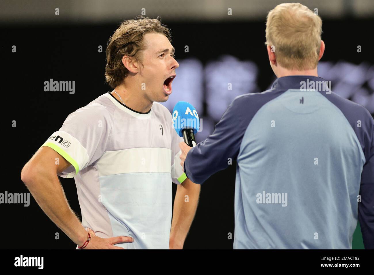 Melbourne, Australia. 19th Jan, 2023. Alex de Minaur di Australia sconfigge Adrian Mannarino di, Francia., . Alla John Cain Arena di Melbourne, Australia, il 19 gennaio 2023. Foto di Peter Dovgan. Solo per uso editoriale, licenza richiesta per uso commerciale. Non è utilizzabile nelle scommesse, nei giochi o nelle pubblicazioni di un singolo club/campionato/giocatore. Credit: UK Sports Pics Ltd/Alamy Live News Foto Stock