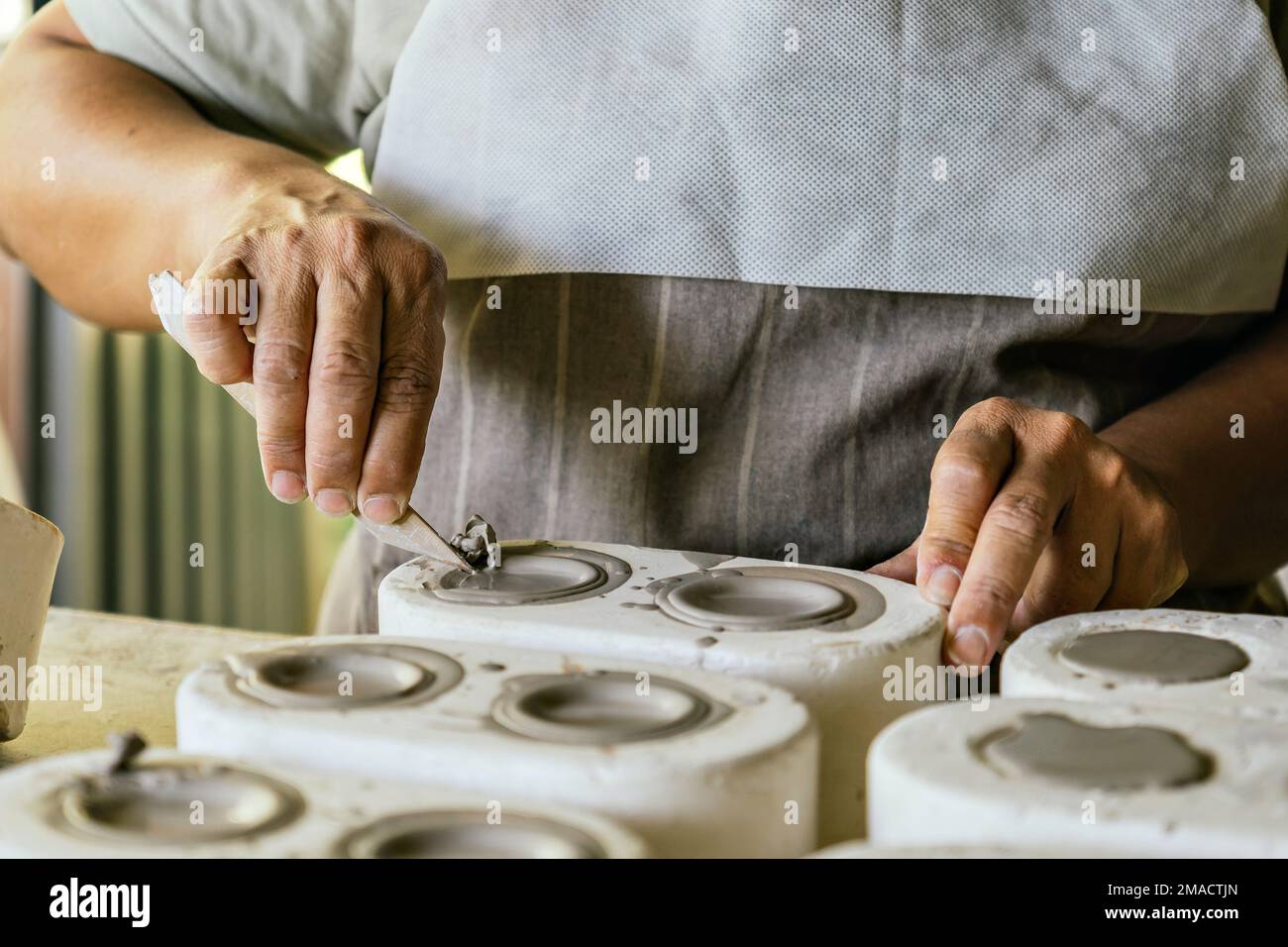 Potter lavora nel suo studio d'arte. Processo di creazione della ceramica. Master vasaio che lavora nel suo studio. Foto Stock