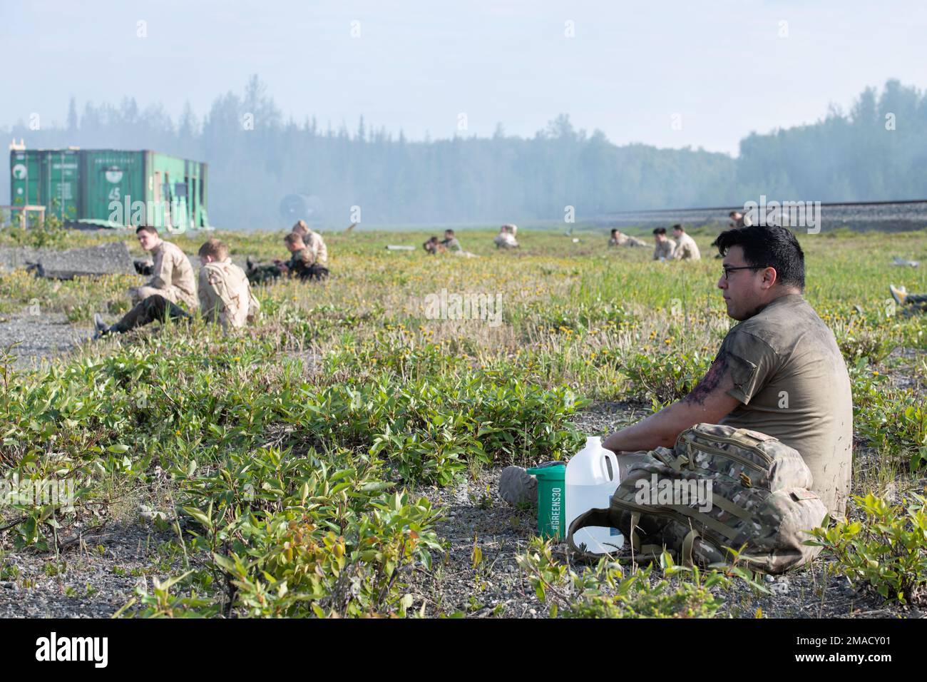 I militari provenienti da tutta la Air base Wing 673d simulano le vittime di incidenti partecipando all'esercizio 22-6 di Mission Assurance presso la Joint base Elmendorf-Richardson, Alaska, 25 maggio 2022. MAE 22-6 ha testato le capacità di risposta di emergenza di JBER in seguito a un incidente aereo di tipo mock-down. Foto Stock