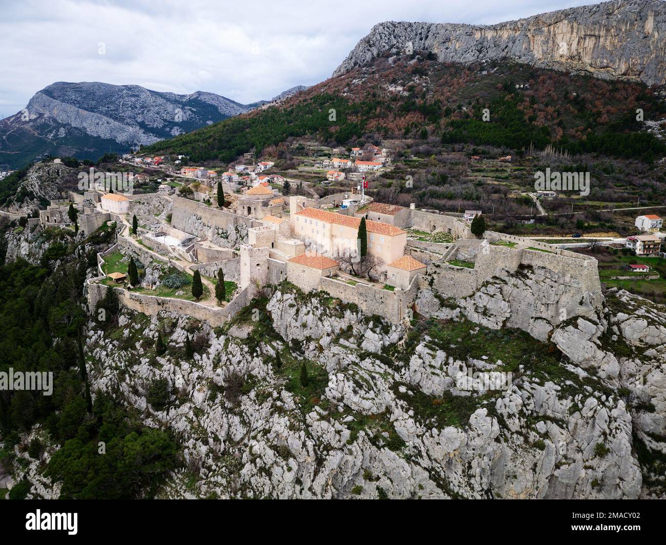 La Fortezza di Klis è una fortezza medievale situata sopra un villaggio con lo stesso nome, vicino Spalato, Croazia. Luoghi di interesse storico. Foto Stock