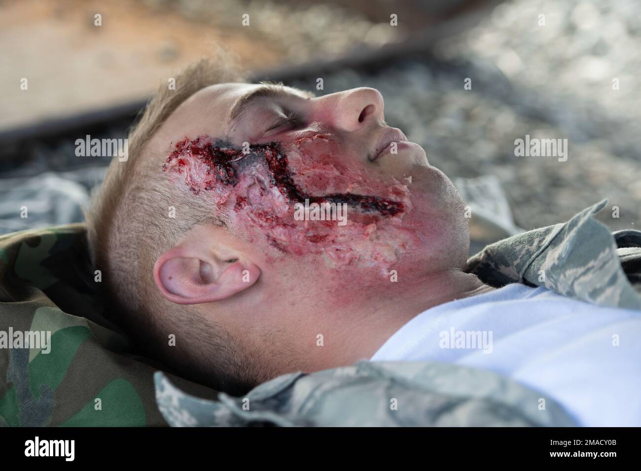 Airman 1st Classe Noah Bell-Eros, 773d ingegnere civile Squadron, partecipa all'esercizio di garanzia della missione 22-6 come vittima di un incidente simulato presso la base comune Elmendorf-Richardson, Alaska, 25 maggio 2022. MAE 22-6 ha testato le capacità di risposta di emergenza di JBER in seguito a un incidente aereo di tipo mock-down. Foto Stock