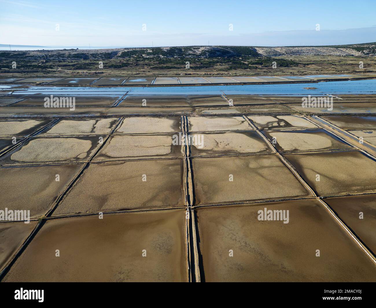 Vista aerea dei campi di sale di Solana Pag, il più grande produttore di sale marino della Croazia, e le sue attività si basano su una tradizione millenaria. Foto Stock