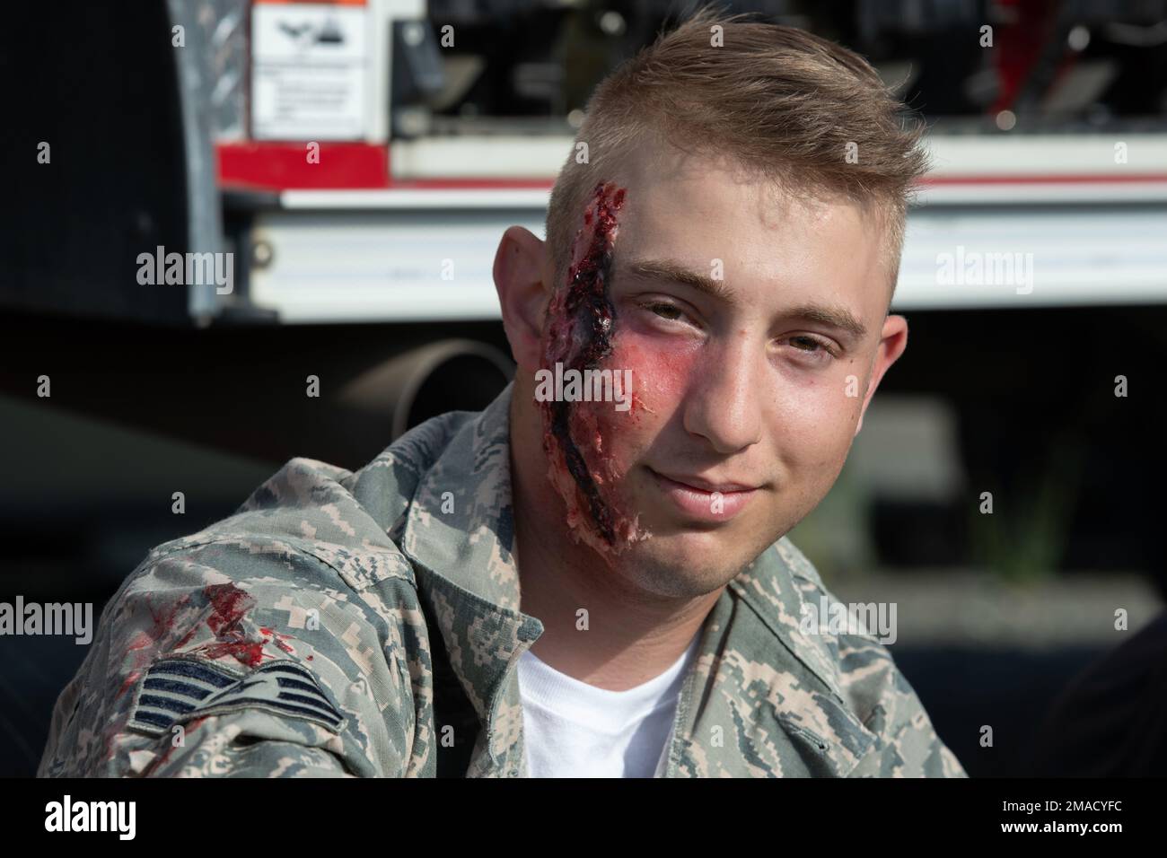 Airman 1st Class Noah Bell-Eros, un paziente simulato per incidenti assegnato al 773d Civil Engineer Squadron, si ferma per un ritratto durante l'esercizio 22-6 di Mission Assurance presso la base congiunta Elmendorf-Richardson, Alaska, 25 maggio 2022. MAE 22-6 ha testato le capacità di risposta di emergenza di JBER in seguito a un incidente aereo di tipo mock-down. Foto Stock