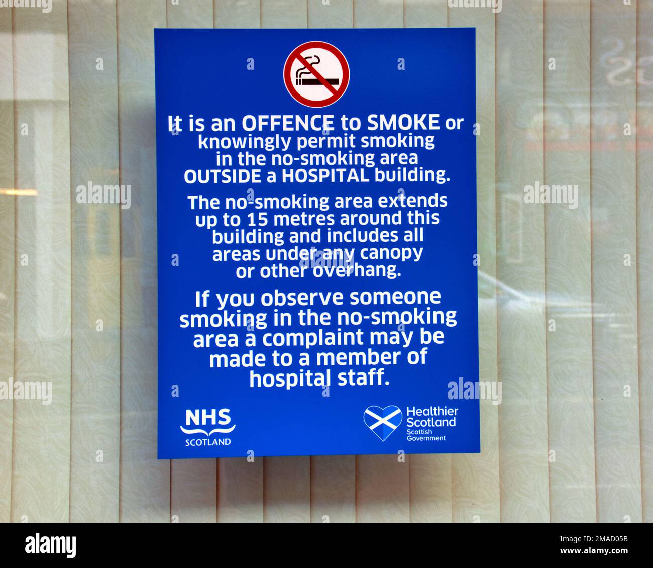 NHS non fumare avviso e avvertenza fuori dall'ospedale dentistico in sauchiehall Street Glasgow, Scozia, Regno Unito Foto Stock