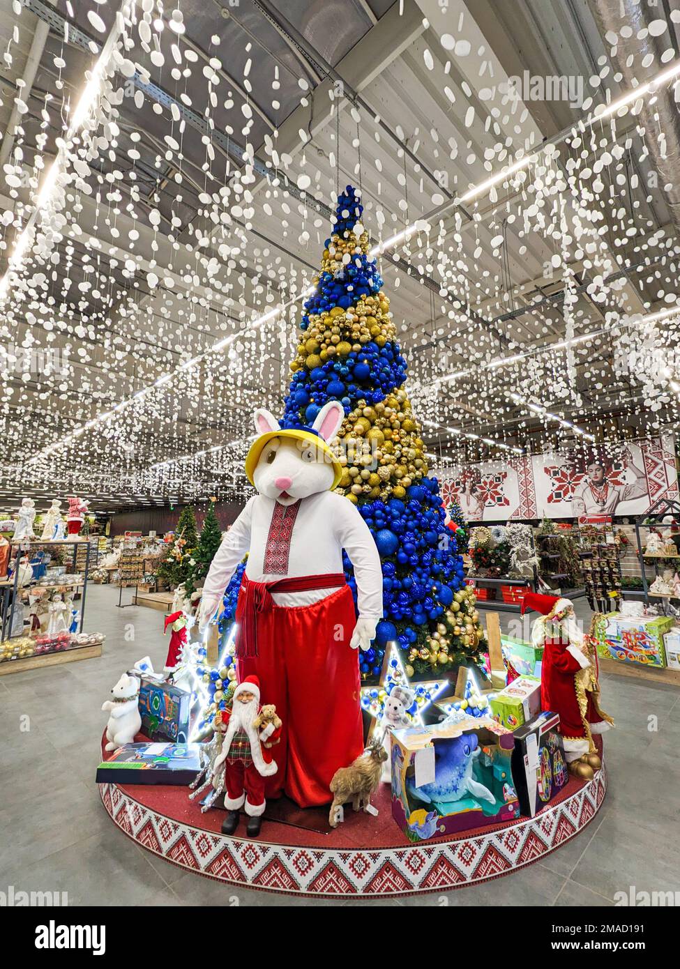 Il simbolo di 2023 è una grande lepre vicino all'albero di Natale nel supermercato. Dnipro, Ucraina, 6 gennaio 2023 Foto Stock