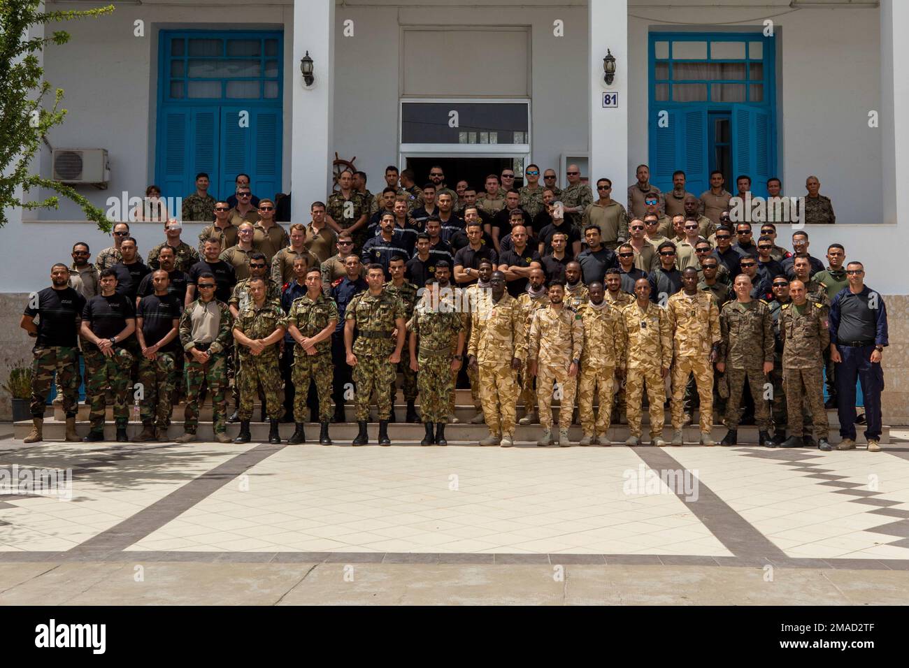 BIZERTE, Tunisia (25 maggio 2022) i leader civili e militari pongono per una foto di gruppo durante l'esercizio Phoenix Express 2022 presso la base navale di Bizerte, Tunisia, 25 maggio 2022. Phoenix Express 22, condotto dagli Stati Uniti Naval Forces Africa, è un esercizio marittimo volto a migliorare la cooperazione tra le nazioni partecipanti al fine di aumentare la sicurezza marittima e la sicurezza nel Mediterraneo. Foto Stock