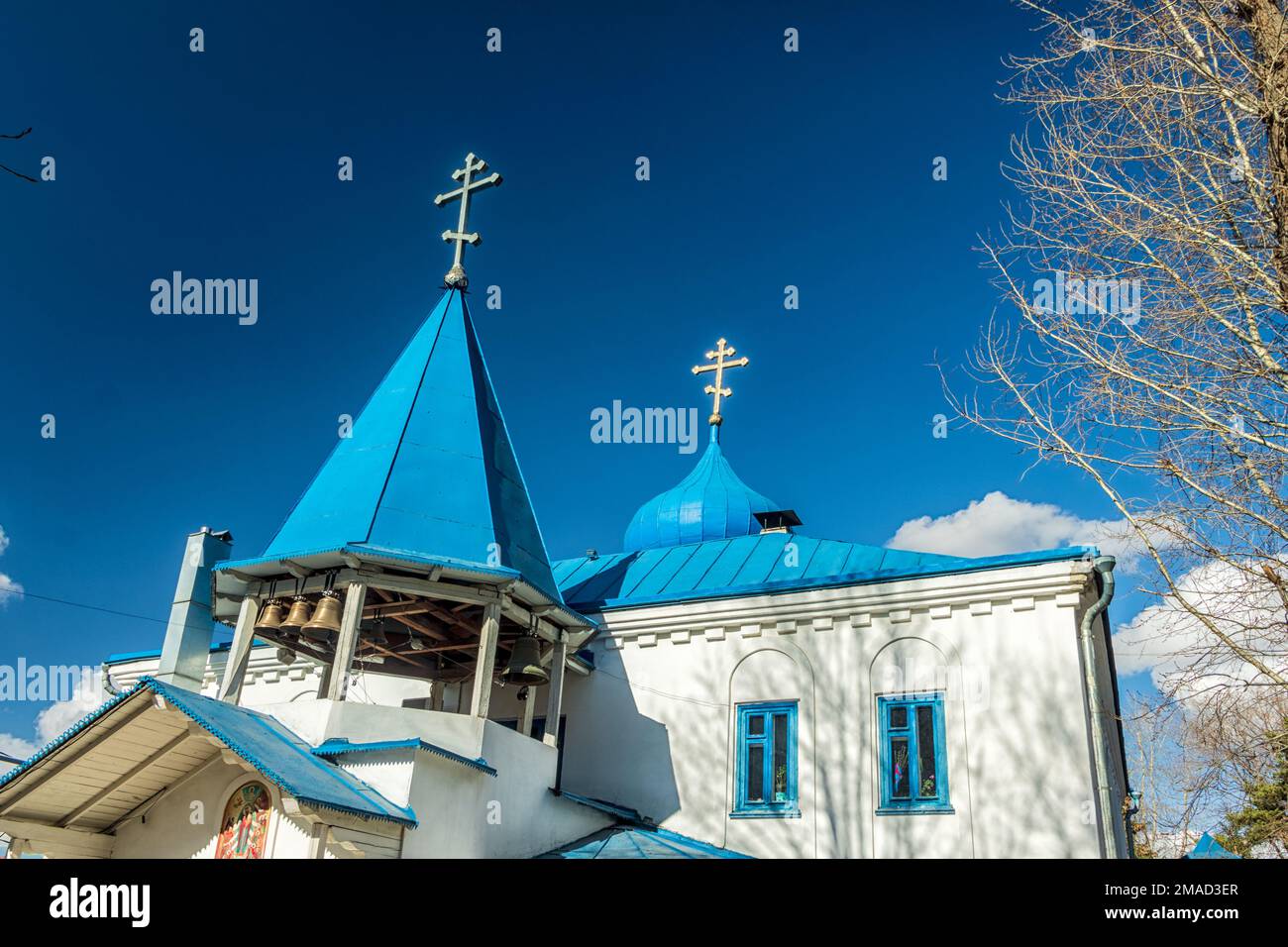 Il campanile del Tempio in onore dell'icona della Madre di Dio di tutti coloro che tristono la gioia. Foto scattata a Chelyabinsk, Russia. Foto Stock