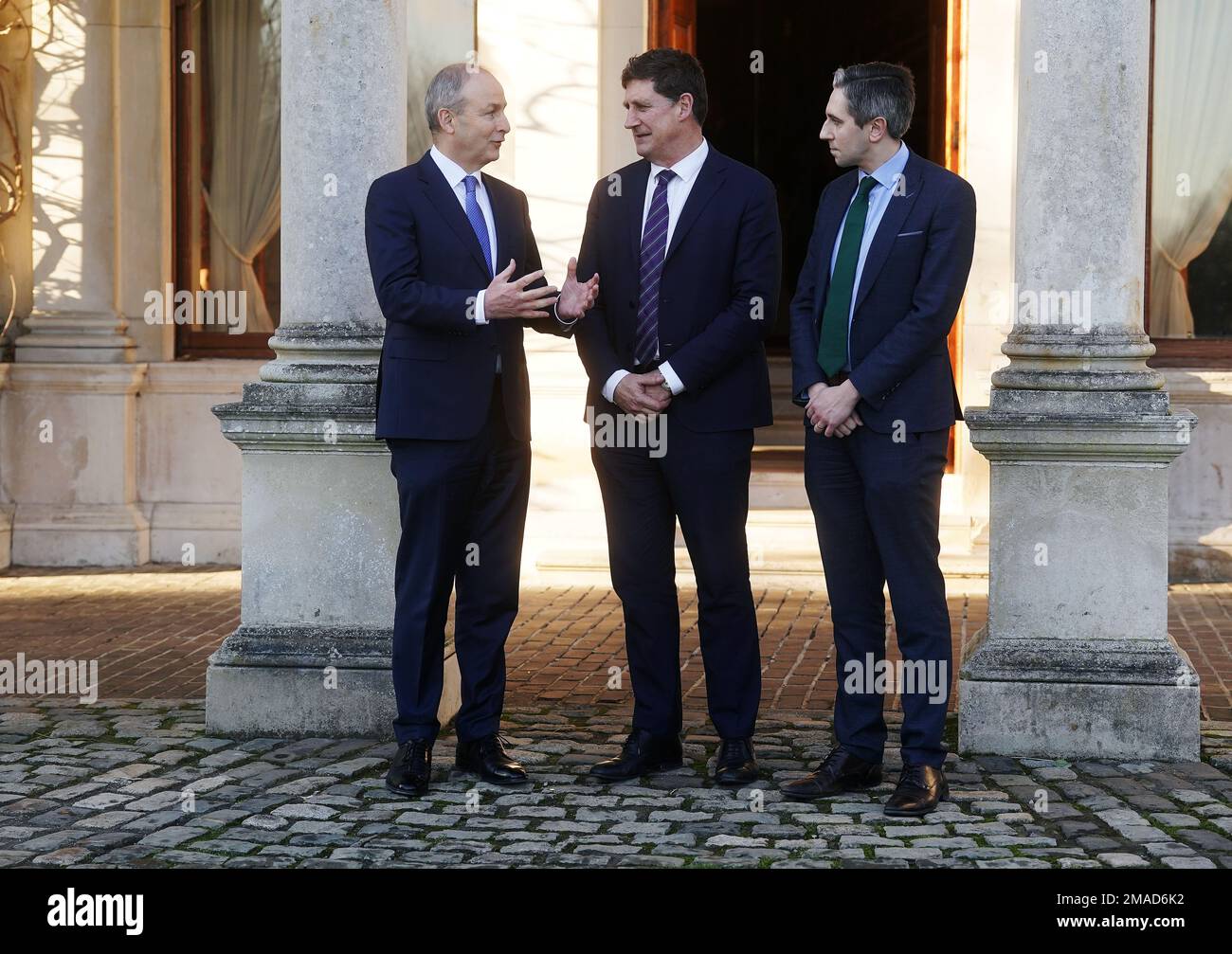 Tanaiste e ministro degli Affari esteri Micheal Martin (sinistra), ministro dell'ambiente Eamon Ryan (centro) e ministro della Giustizia Simon Harris a Farmleigh House, Dublino, per la Conferenza intergovernativa irlandese britannica. Data immagine: Giovedì 19 gennaio 2023. Foto Stock