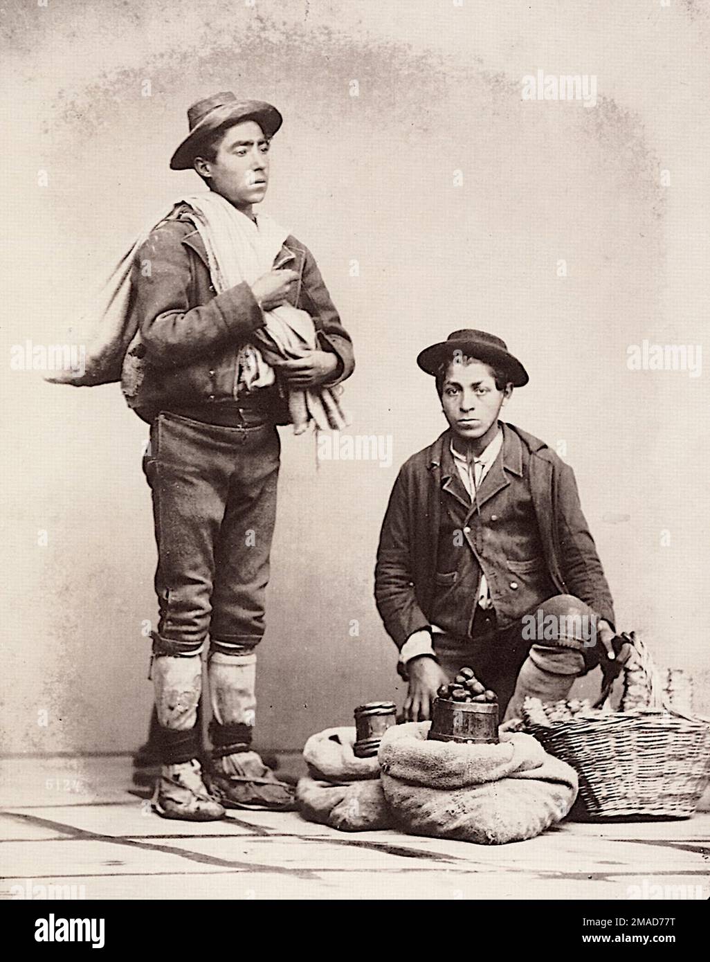 Giorgio Sommer - Sellatrici di castagno (Costume tradizionale Napoli) - c1872 Foto Stock