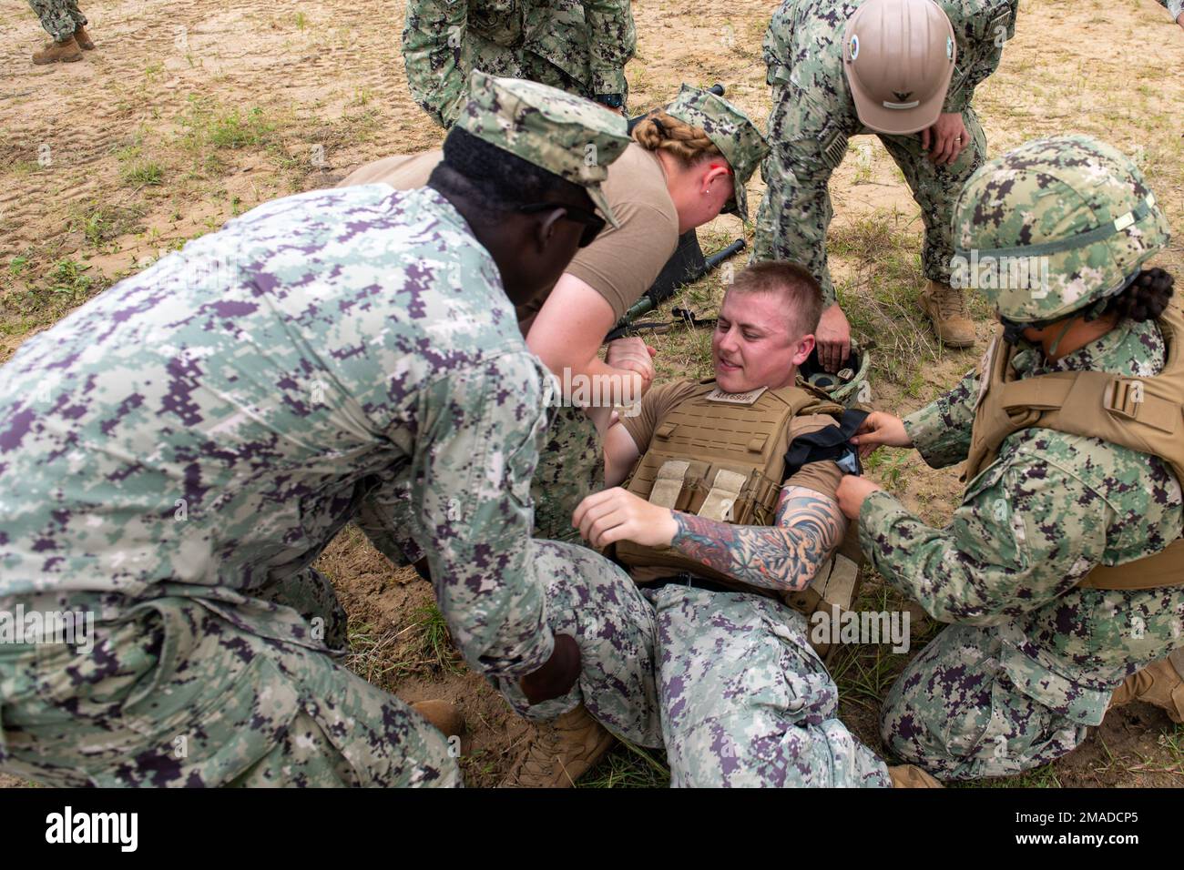 GULFPORT, sig.ra (25 maggio 2022) Seabee assegnati al Battaglione Navale per la costruzione di veicoli mobili (NMCB) 1, conducono un addestramento medico di incidenti durante l'esercizio del Command Post a bordo del Centro Battaglione Navale per la costruzione. NMCB 1 sta conducendo un intenso piano di formazione homeport per espandere la loro capacità di eseguire operazioni di costruzione, assistenza umanitaria e teatro. Foto Stock