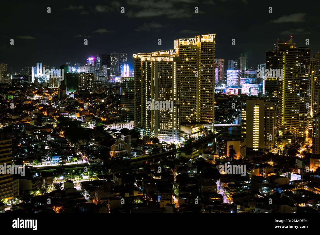 Il centro dell'edificio cittadino di manila di notte Foto Stock