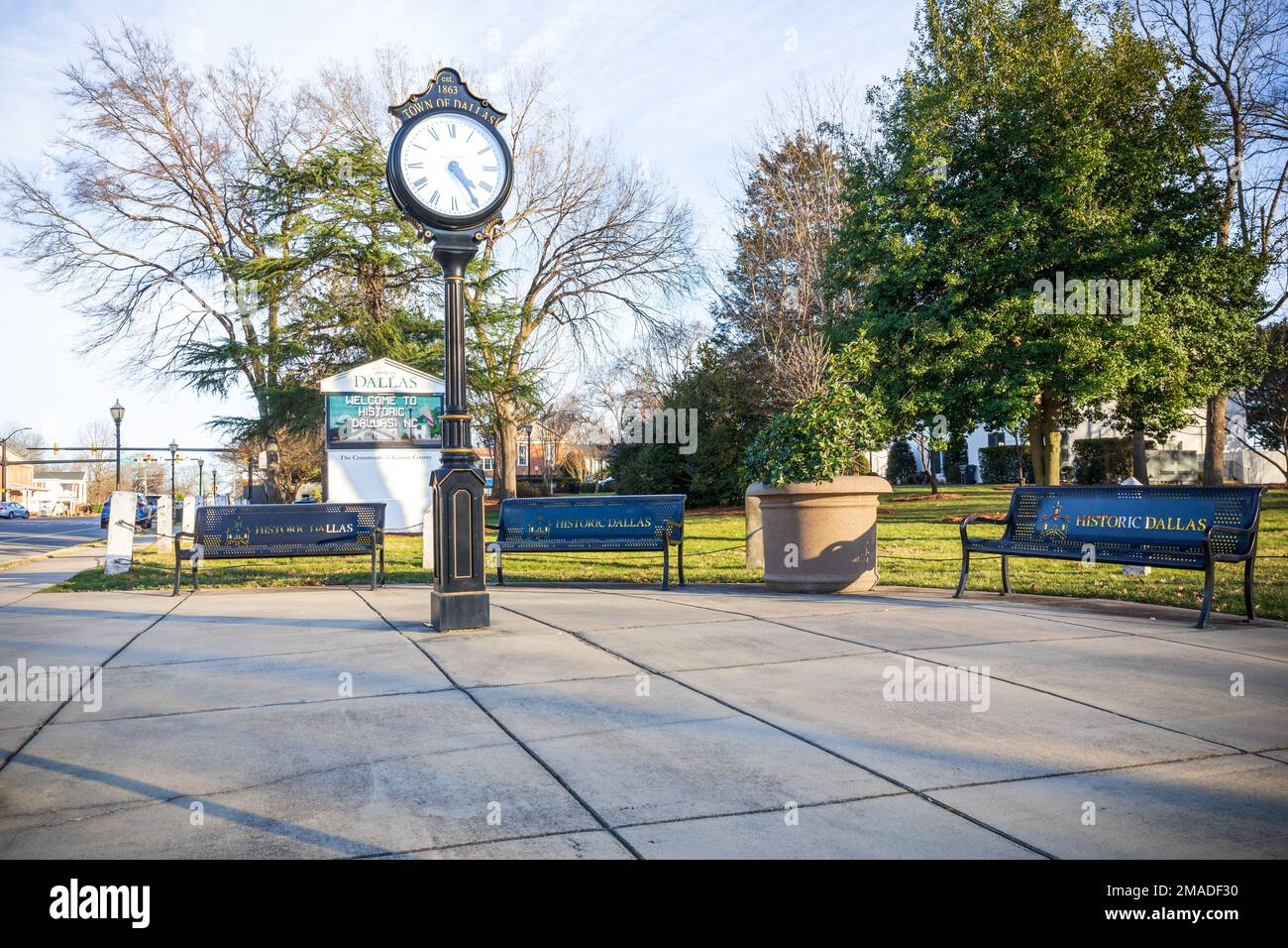 DALLAS, NC, USA-5 GENNAIO 2023: Corner Plaza vicino allo storico tribunale del 1848, con orologio della città, panchine, cartello monumento. Cielo azzurro soleggiato. Foto Stock