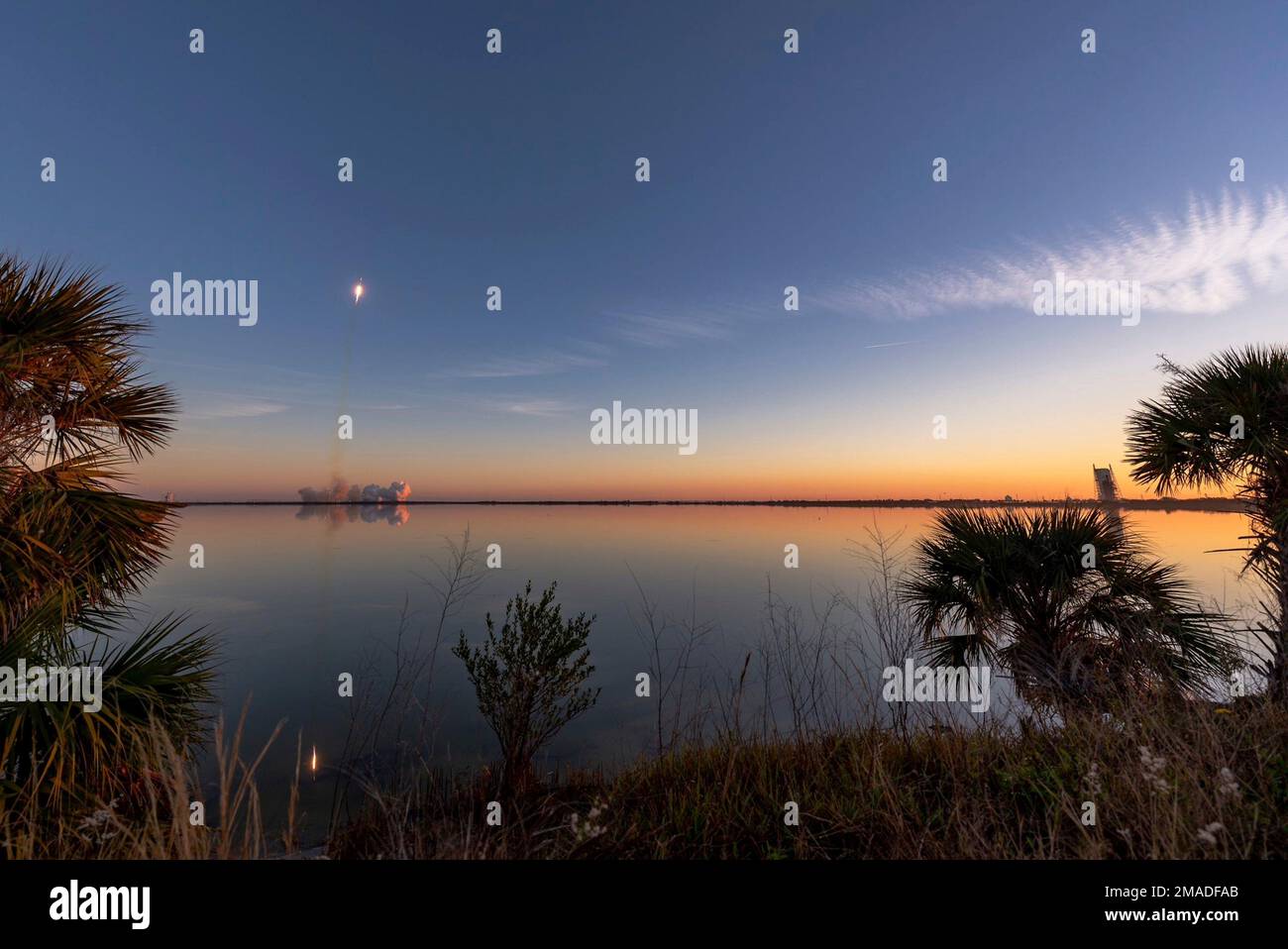 Cape Canaveral, Stati Uniti d'America. 18 gennaio 2023. Un razzo SpaceX Falcon 9 che trasporta il carico utile GPS III SV-06 parte dal Lunch Pad 40 presso la Cape Canaveral Space Force Station, 18 gennaio 2023 a Cape Canaveral, Florida. Il razzo senza equipaggio sta portando il prossimo Global Positioning System generale. Credit: Joshua conti/USSF/Alamy Live News Foto Stock