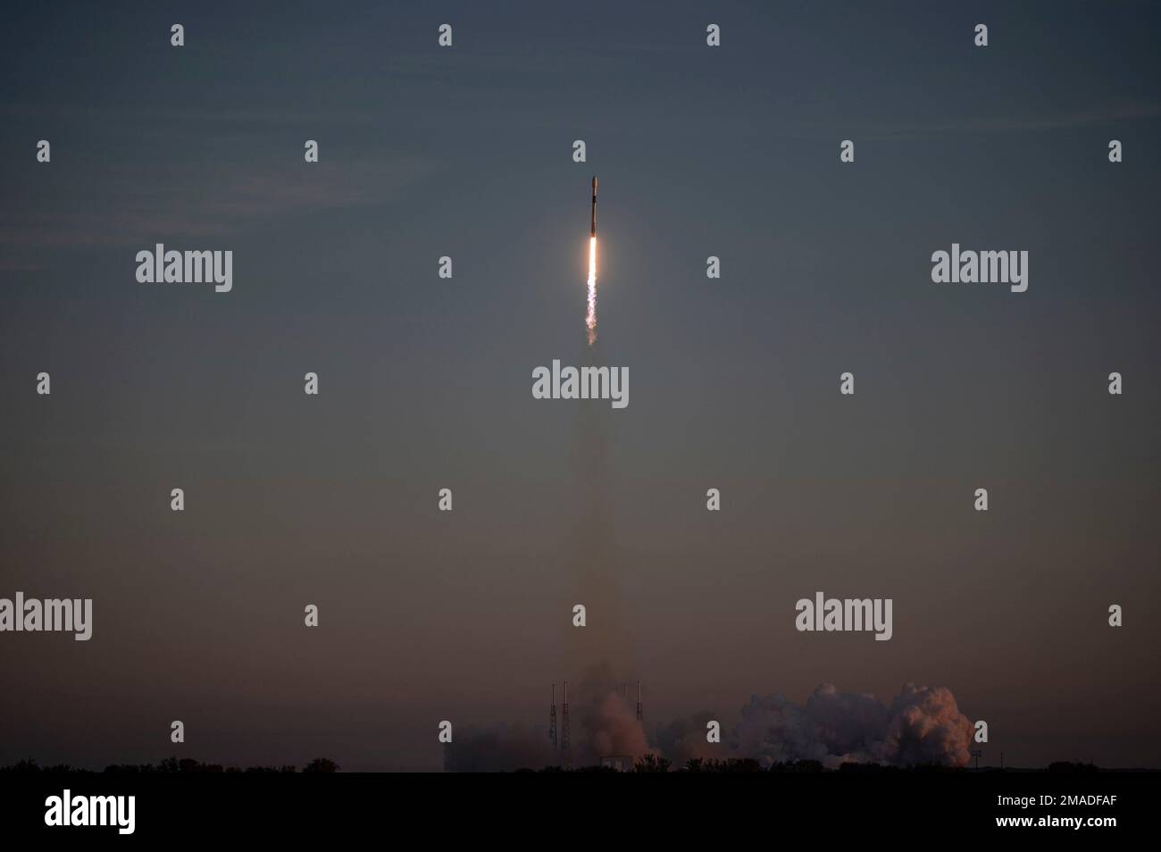 Cape Canaveral, Stati Uniti d'America. 18 gennaio 2023. Un razzo SpaceX Falcon 9 che trasporta il payload GPS III SV-06 si fa brilla nel cielo del mattino presto dal Lunch Pad 40 alla Cape Canaveral Space Force Station, 18 gennaio 2023 a Cape Canaveral, Florida. Il razzo senza equipaggio sta portando il prossimo Global Positioning System generale. Credit: Joshua conti/USSF/Alamy Live News Foto Stock