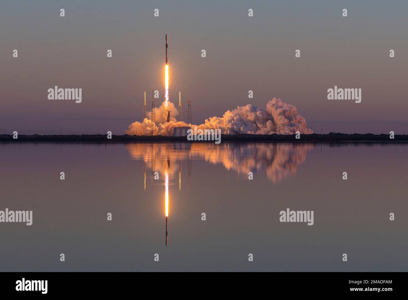 Cape Canaveral, Stati Uniti d'America. 18 gennaio 2023. Un razzo SpaceX Falcon 9 che trasporta il carico utile GPS III SV-06 parte dal Lunch Pad 40 presso la Cape Canaveral Space Force Station, 18 gennaio 2023 a Cape Canaveral, Florida. Il razzo senza equipaggio sta portando il prossimo Global Positioning System generale. Credit: Joshua conti/USSF/Alamy Live News Foto Stock