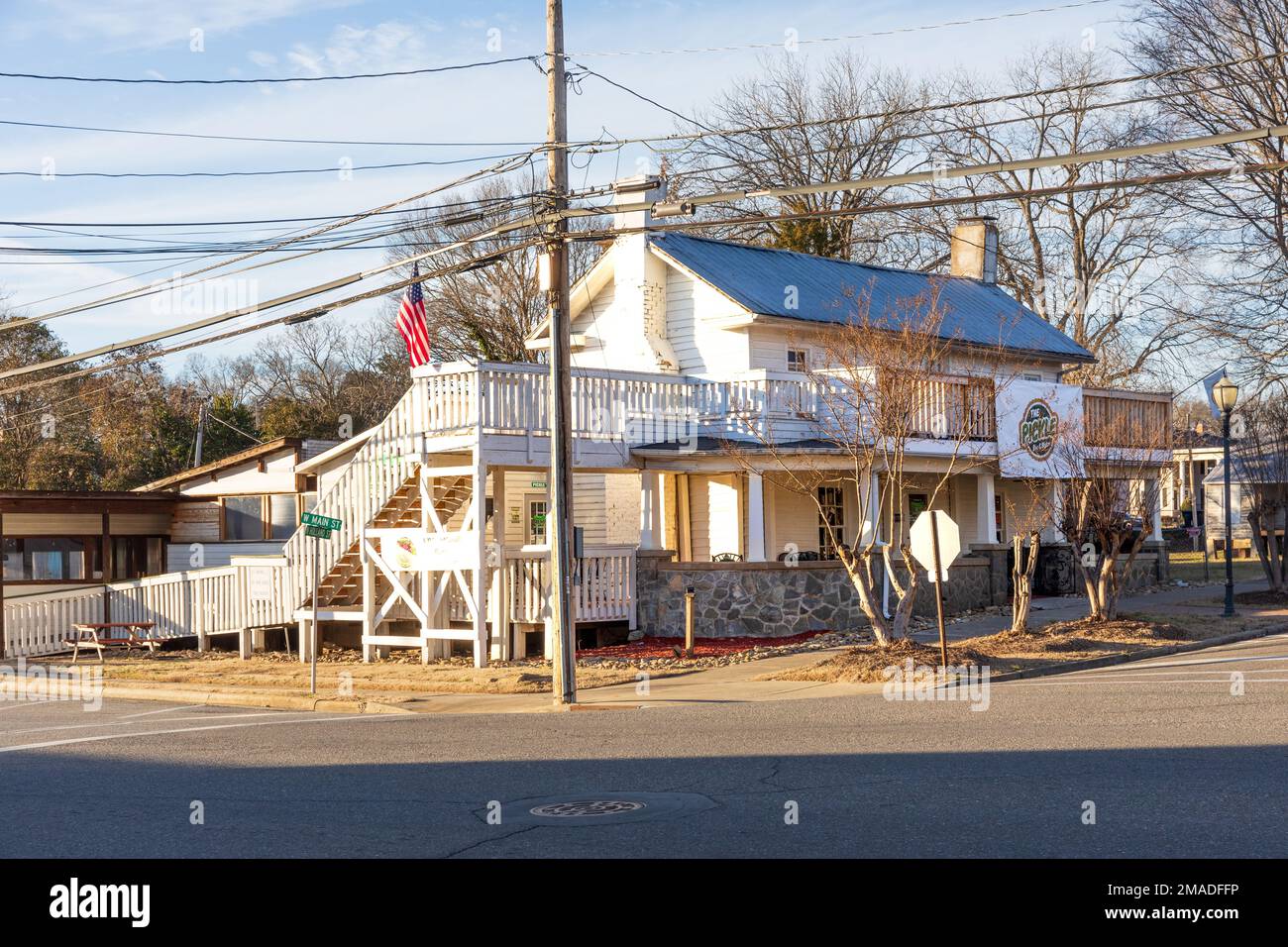 DALLAS, NC, USA-5 GENNAIO 2023: The Pickle Bar & Bistro, di fronte alla piazza della città. Foto Stock