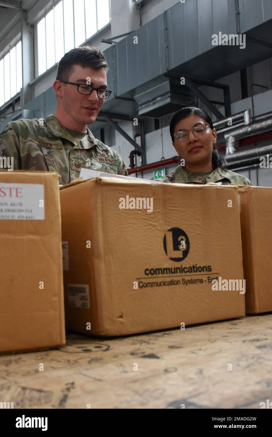 Tecnico. SGT. Joseph Couch e Airman 1st Class Martha Cummins, tecnici di gestione dei trasporti con l'ufficio di gestione del traffico di 442d Logistics Readiness Squadron, elaborare un pacchetto outbound il 23 maggio 2022, su Royal Air Force Mildenhall, Inghilterra. Durante la loro formazione annuale di due settimane, il TMO 442 ha imballato ed etichettato 912 pezzi di carico in uscita. Foto Stock