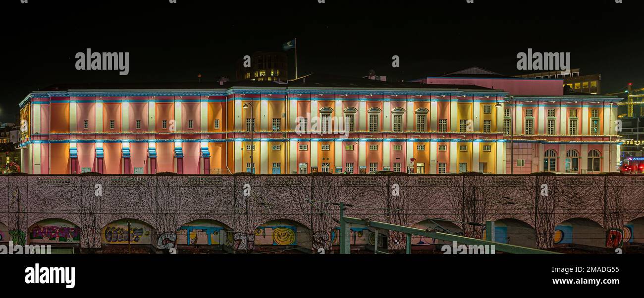 Vista panoramica di notte del colorato cinema Palads a Copenhagen, 9 gennaio 2023 Foto Stock