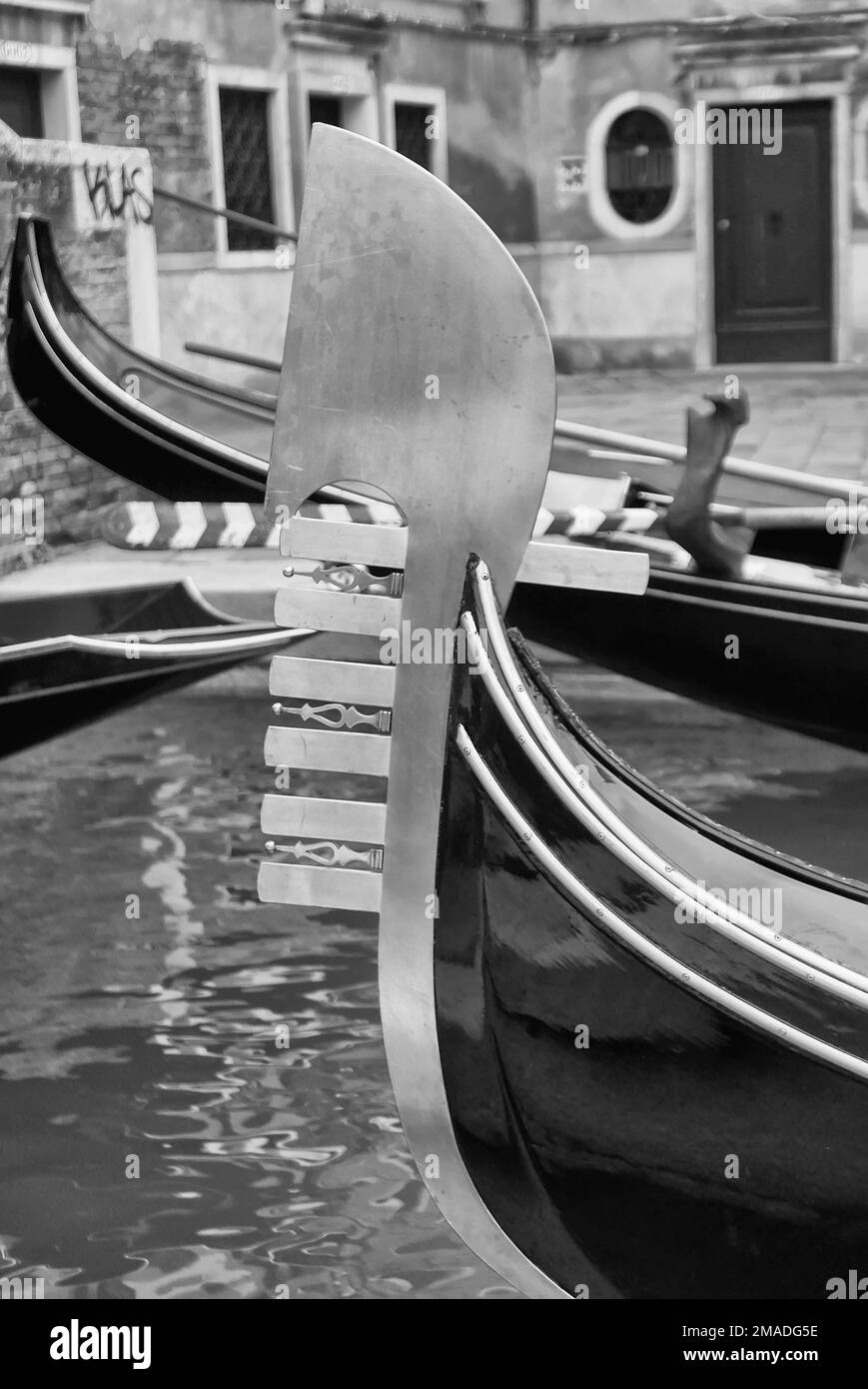 Prow di una gondola a Venezia, immagine in bianco e nero Foto Stock