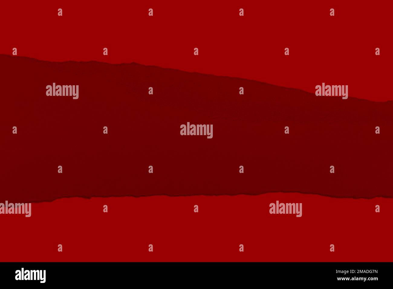 Carta rossa strappata con ombra. Contrasto. isolato. Foto Stock