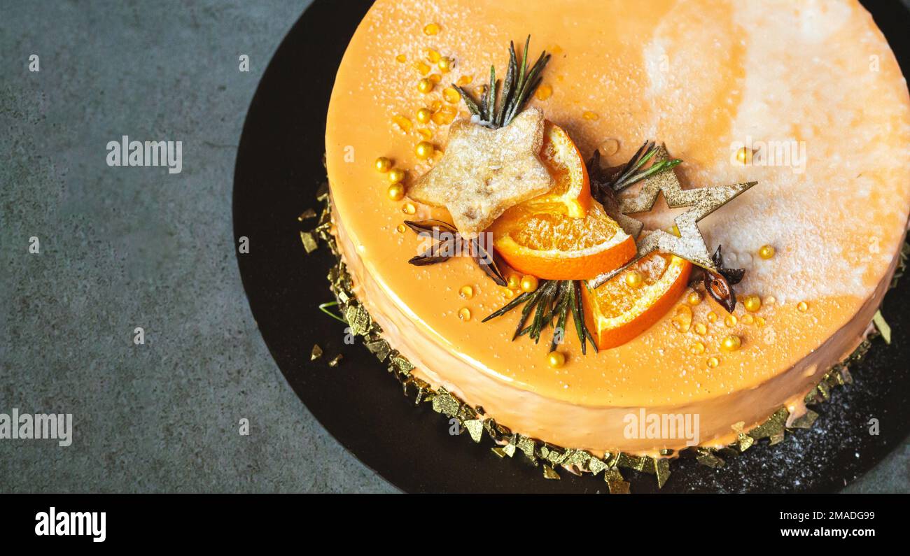 Gustosa torta all'arancia con glassa a specchio sul primo piano del tavolo Foto Stock