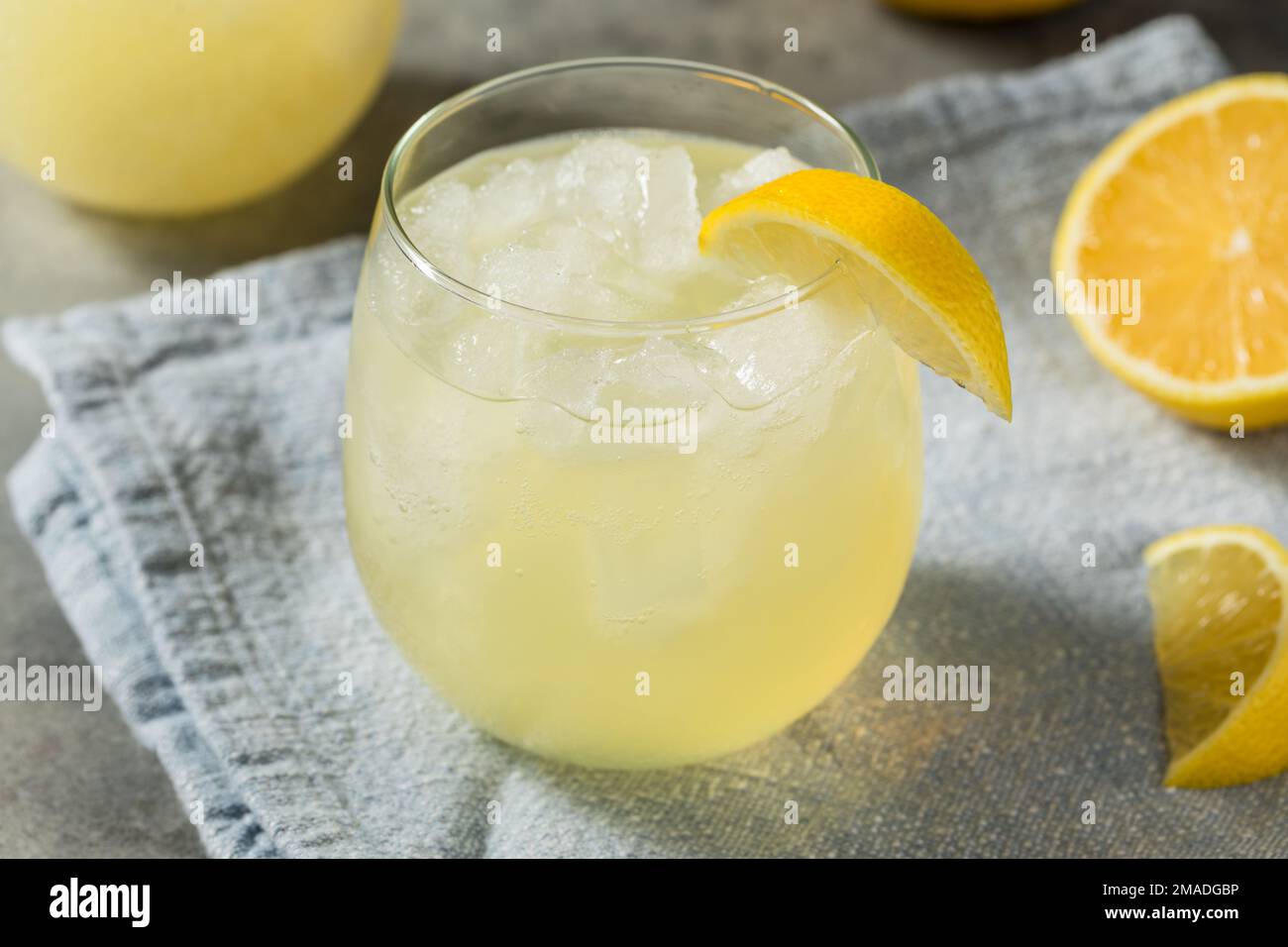 Freddo rinfrescante limone Sparkling Soda Italiana con ghiaccio Foto Stock