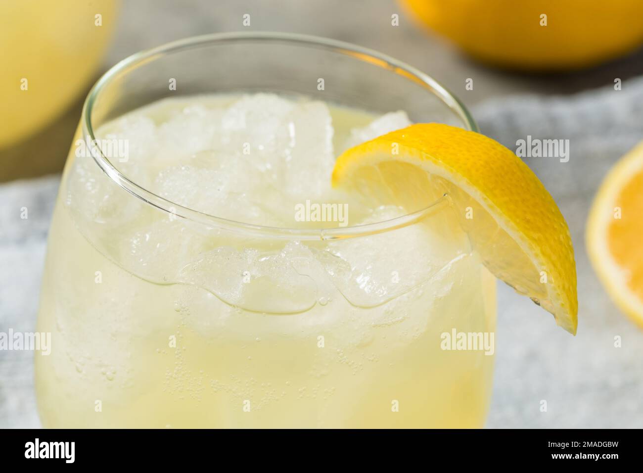 Freddo rinfrescante limone Sparkling Soda Italiana con ghiaccio Foto Stock
