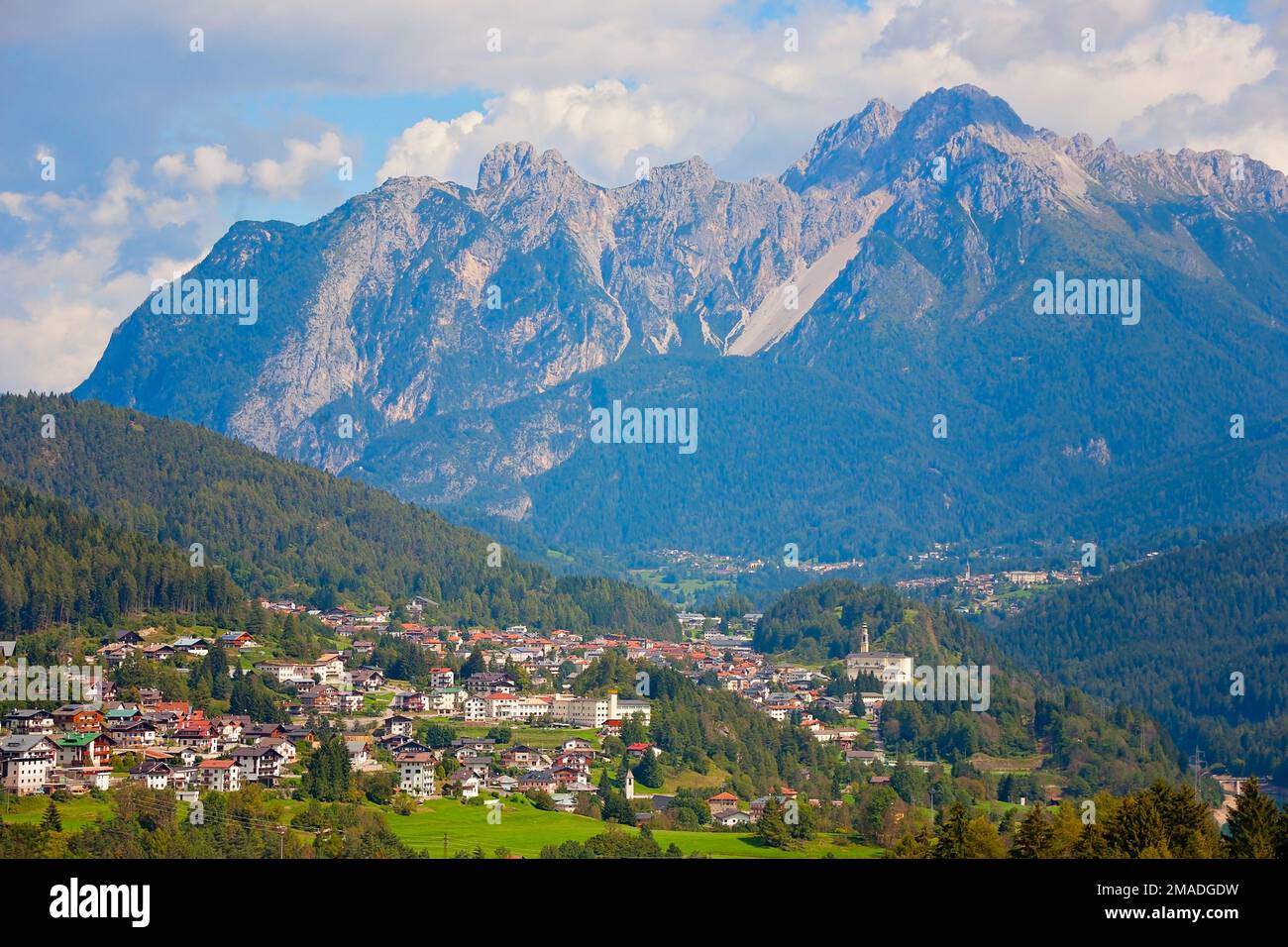Villaggio alpino nelle Dolomiti Foto Stock