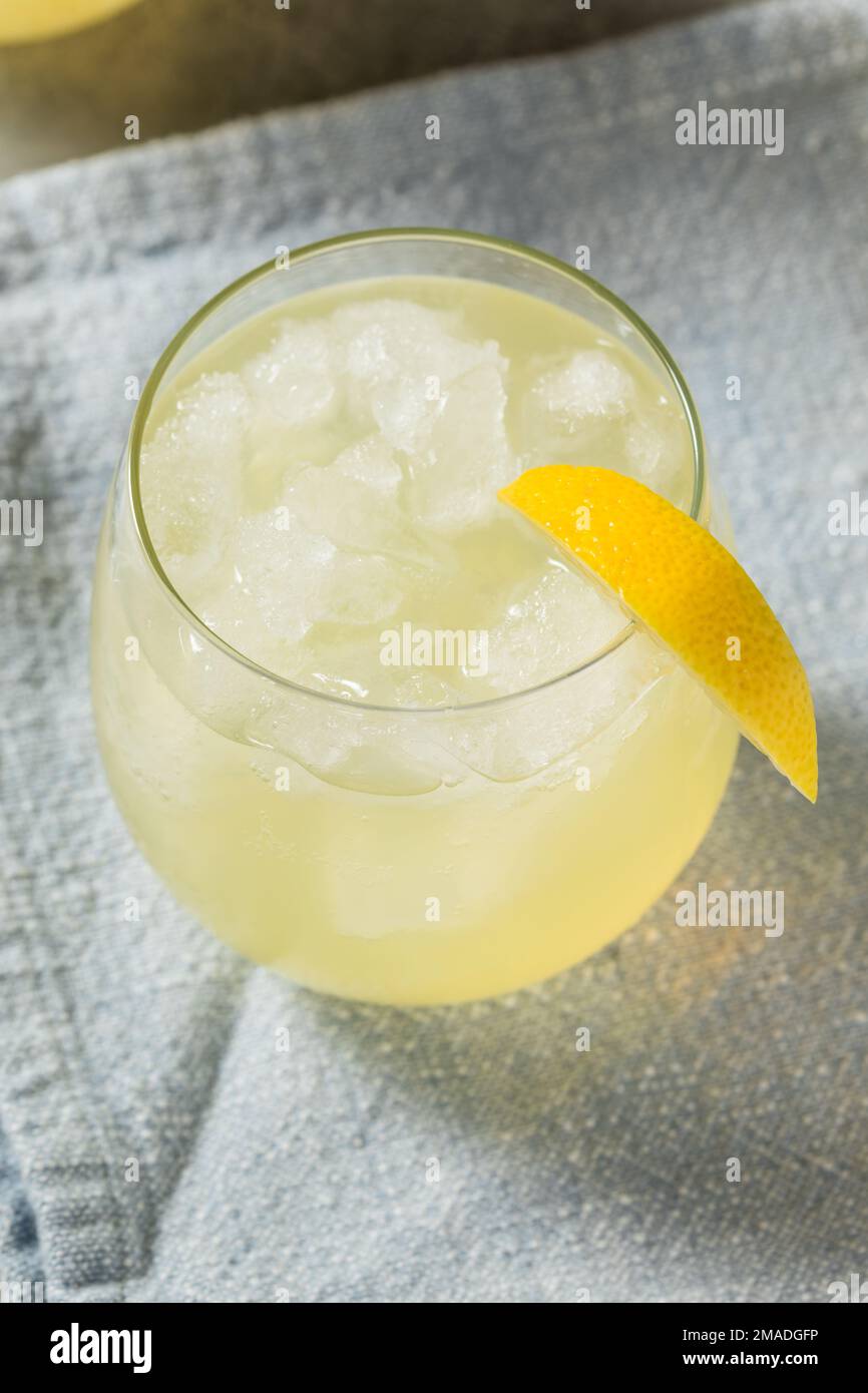 Freddo rinfrescante limone Sparkling Soda Italiana con ghiaccio Foto Stock
