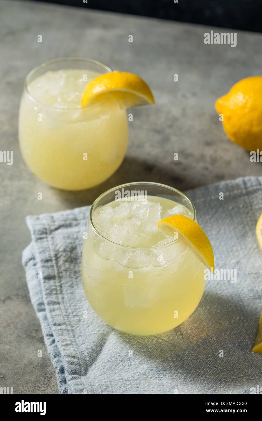 Freddo rinfrescante limone Sparkling Soda Italiana con ghiaccio Foto Stock