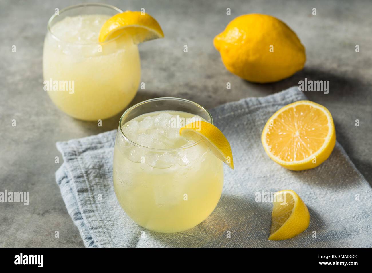 Freddo rinfrescante limone Sparkling Soda Italiana con ghiaccio Foto Stock