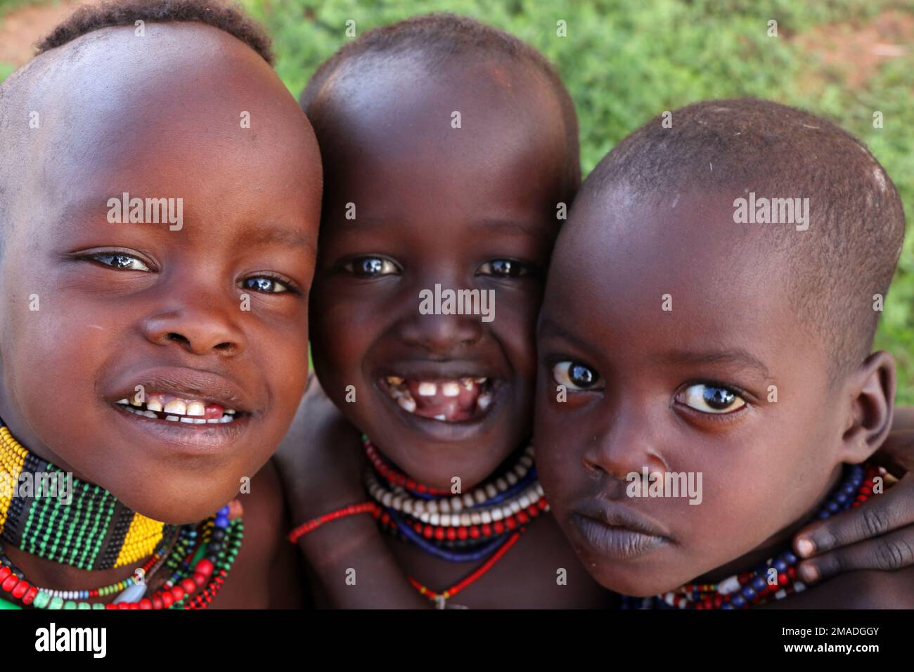 Ritratto dei bambini che giocano e scherzano nel villaggio, Etiopia Foto Stock