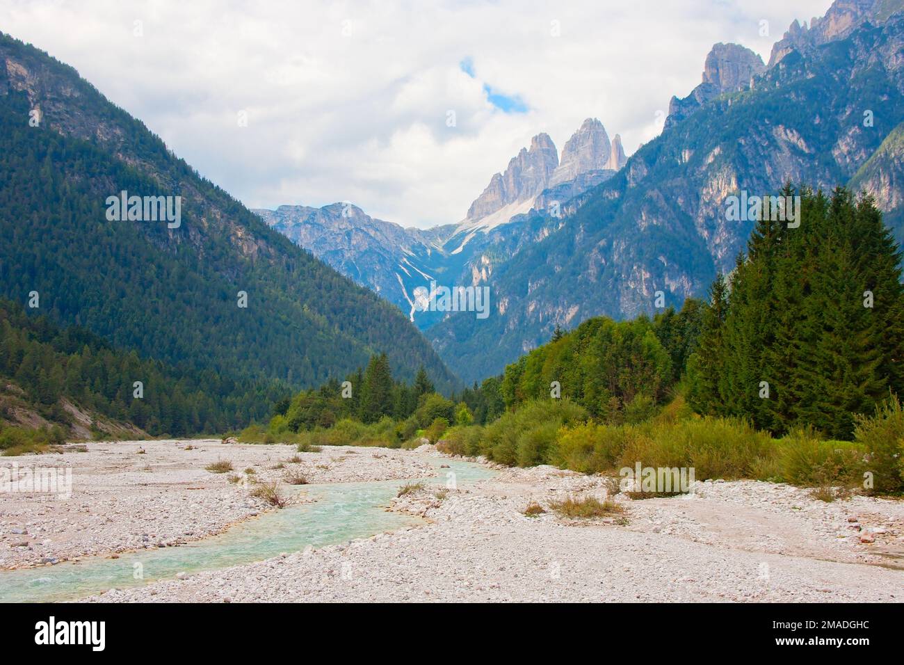 Fiume di montagna nelle Dolomiti, Italia Foto Stock