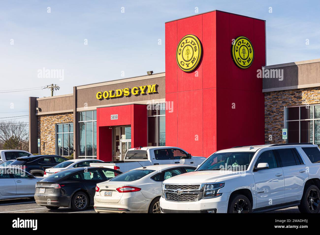 HARRISBURG, NC, USA-15 GENNAIO 20203: Immagine ravvicinata della palestra e del parcheggio Gold. Sole, cielo blu giorno. Foto Stock