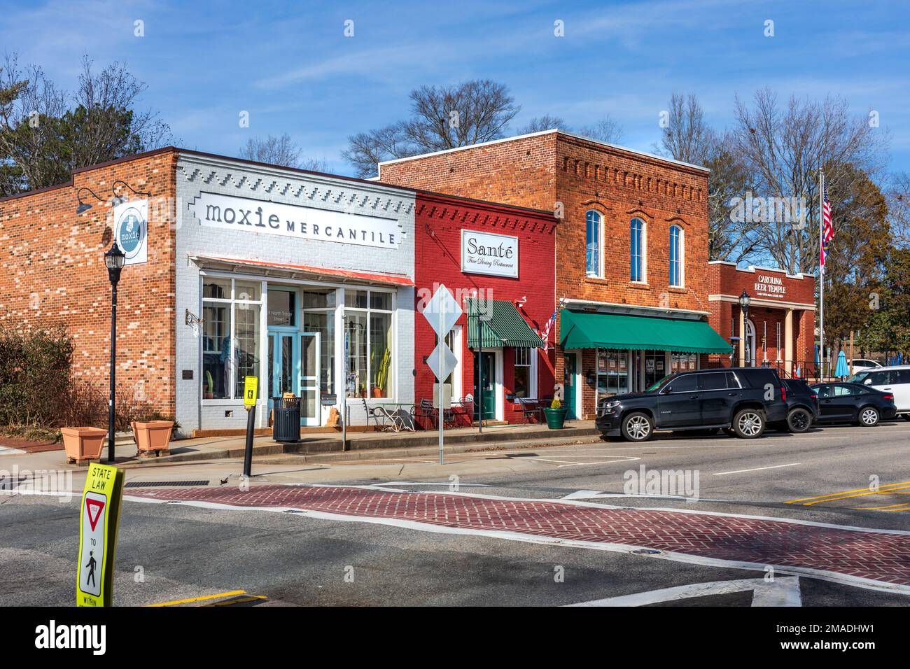 MATTHEWS, NC, USA-15 GENNAIO 2023: Blocco di edifici commerciali su Trade St (Main St) include Moxie Mercantile, Sante Restaurant e Carolina Beer T. Foto Stock